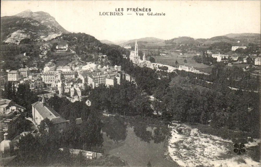 Lourdes — Vista Geral — Os Pirineus - Frente