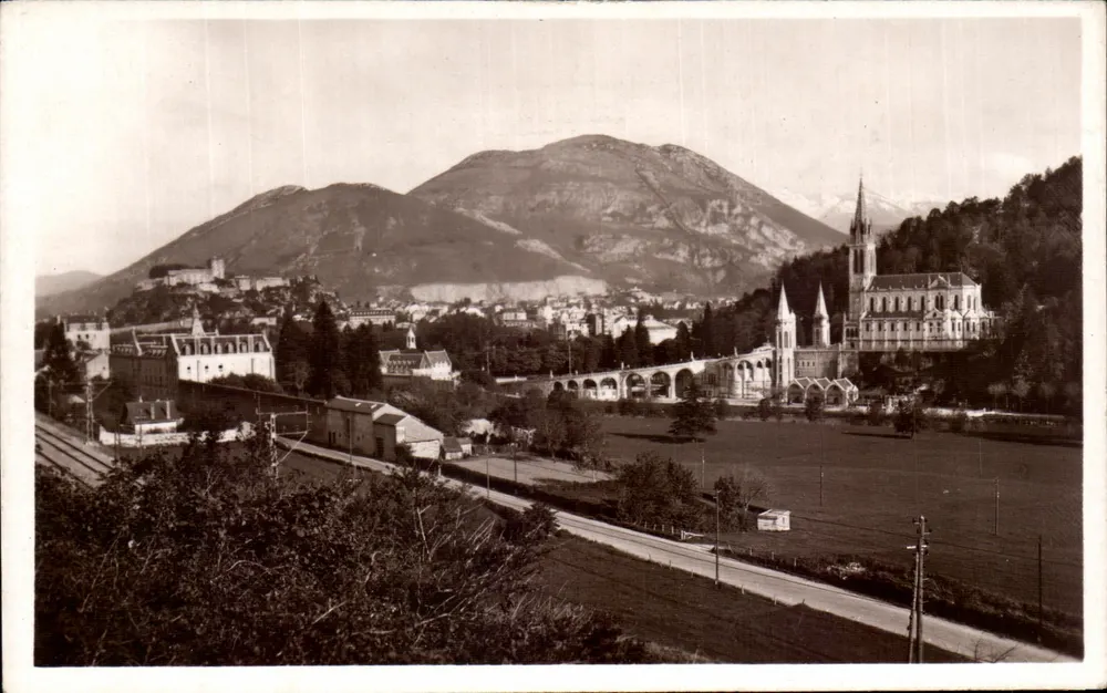 Lourdes — A Basílica e o Pic du Jer — Édit. Quinault - Lourdes - Frente