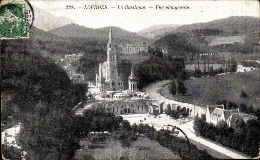 LOURDES — La Basílica — Vista desde arriba. — Editor: 228. - Anverso