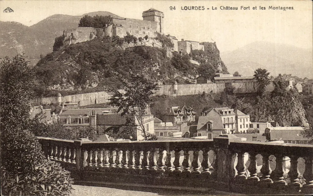Lourdes - Der befestigte Schloss und die Berge — unbekannter Verlag, Nr. 94 - Vorderseite