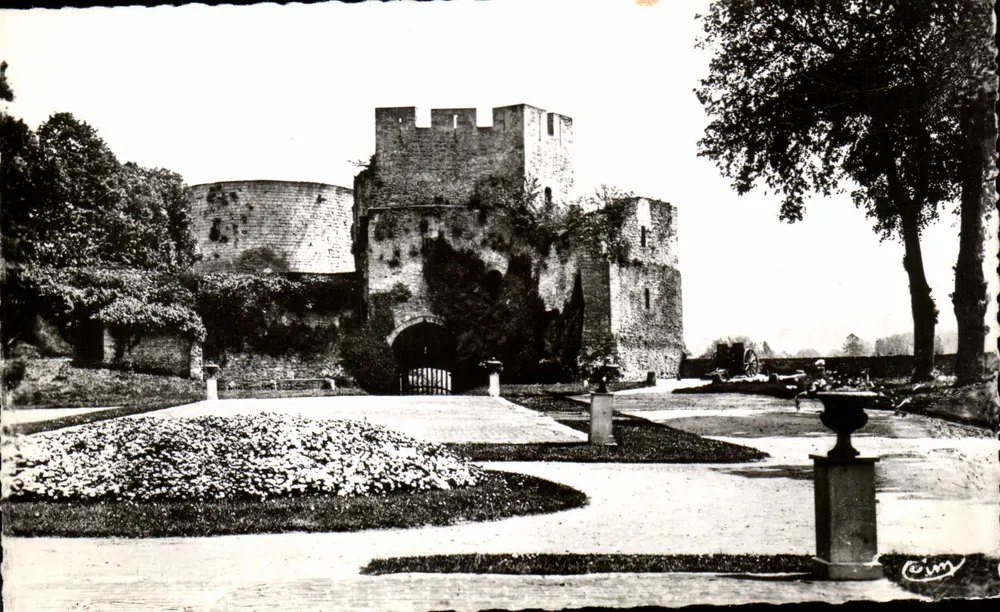 Gisors (Eure) — Das Schloss, die Turm des Gouverneurs und des Gefangenen — Combier Impr. Mâcon - Vorderseite