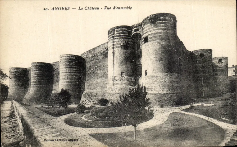 Angers — O Castelo — Vista geral — Edição Laroue, Angers - Frente