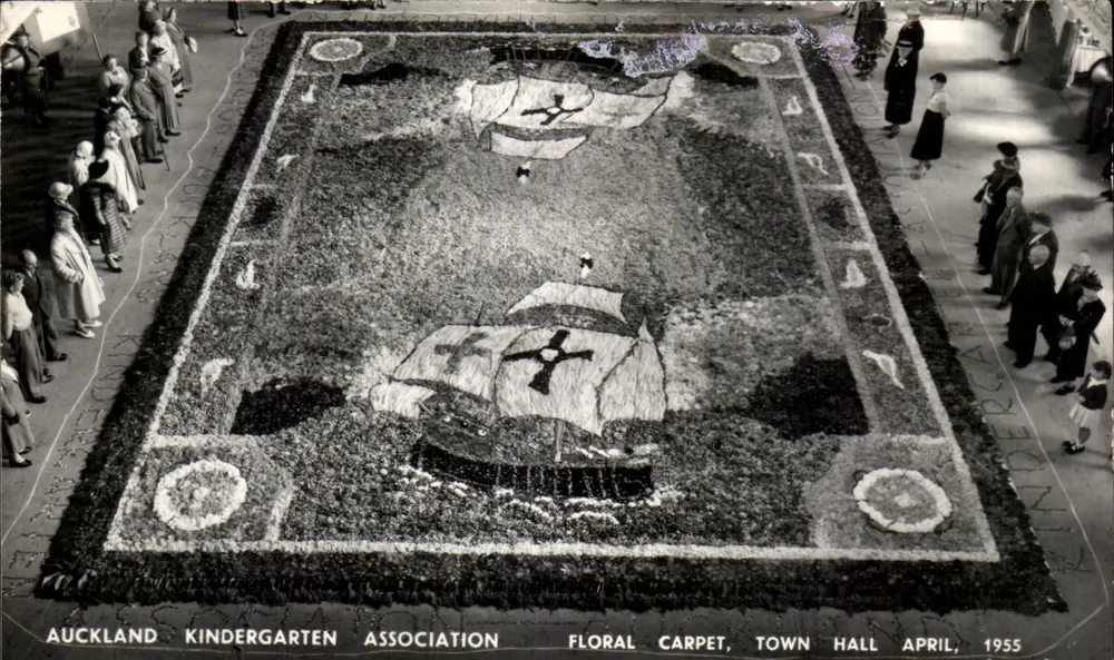 Florale Teppich der Stadt Auckland — Darstellung eines Schiffs — Kinder-Gartenvereinigung, Town Hall, April 1955 - Vorderseite