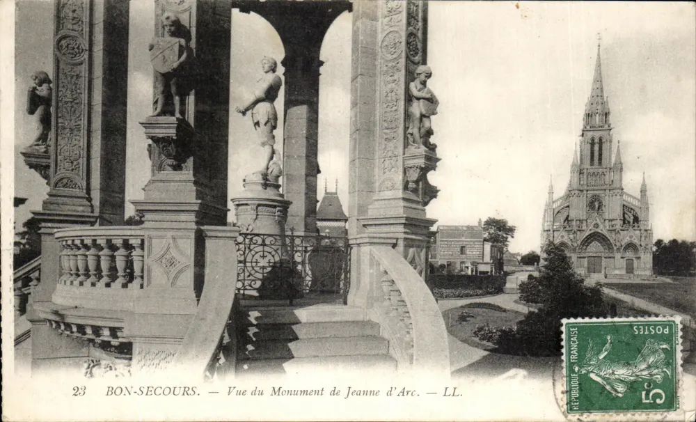 Bonsecours — Vista do Monumento de Joana d'Arc — LL. - Frente