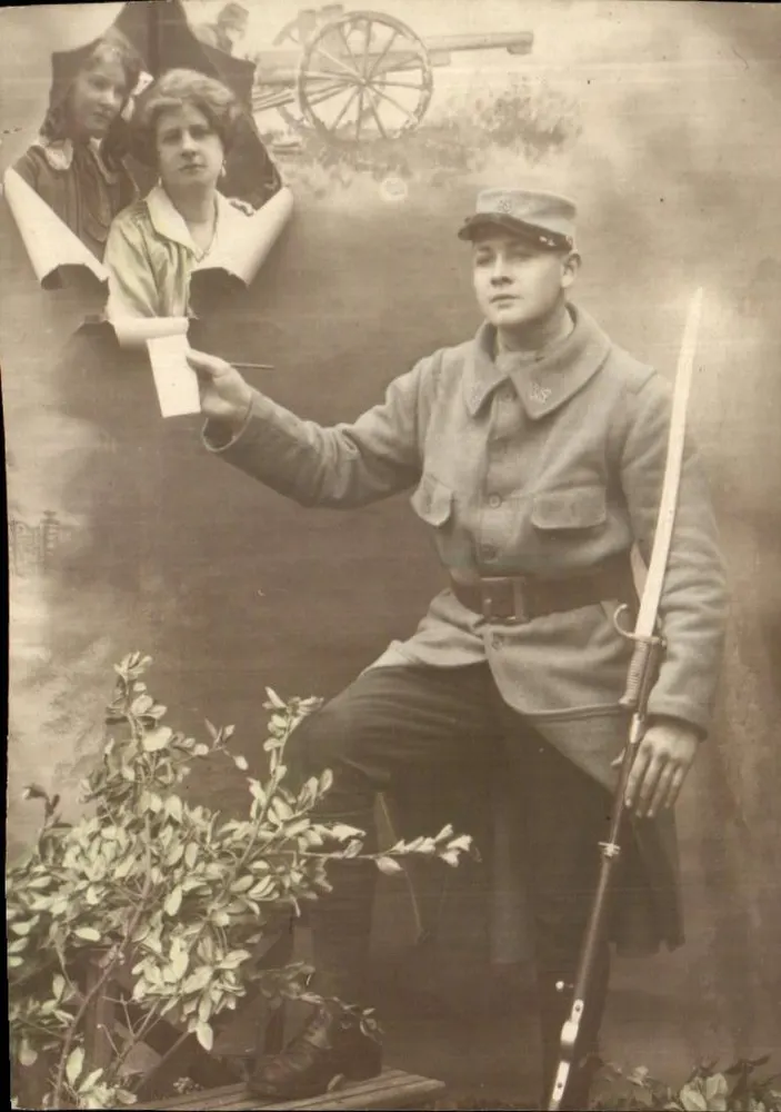 Soldat en uniforme — scène de studio avec deux jeunes filles — éditeur non visible - Frente