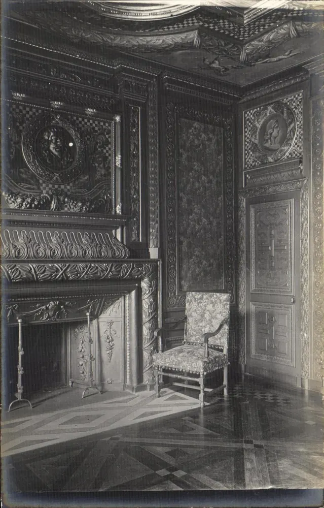Interior ricamente decorado — Sala com lareira de madeira — Editor não identificado - Frente