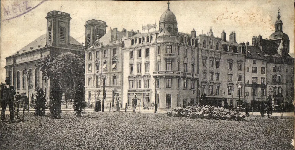 Place de la République — vue avec église et hôtel particulier — éditeur imprimeur non visible - Frente