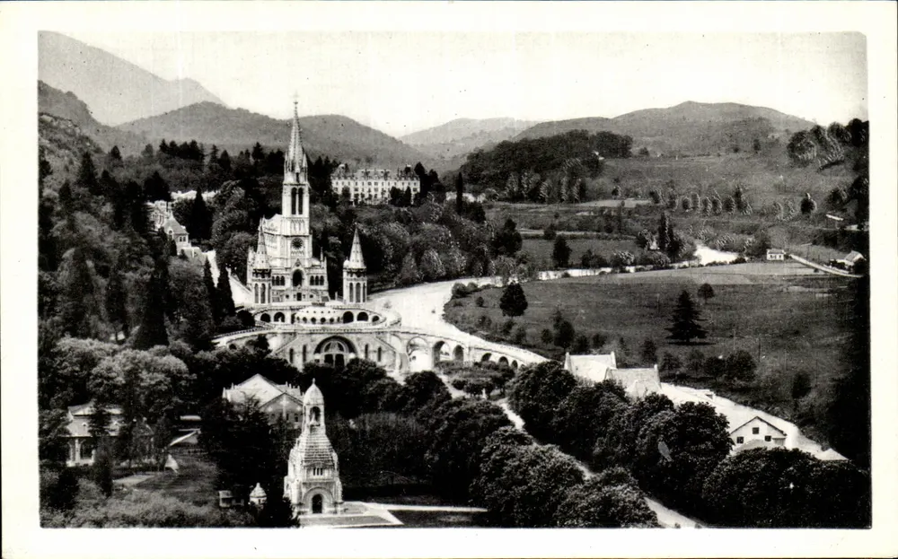 LOURDES — Allgemeiner Blick auf die Basilika und den Calvary, vom Schloss-Fort aus — Edit. P. Doucet, Lourdes - Vorderseite