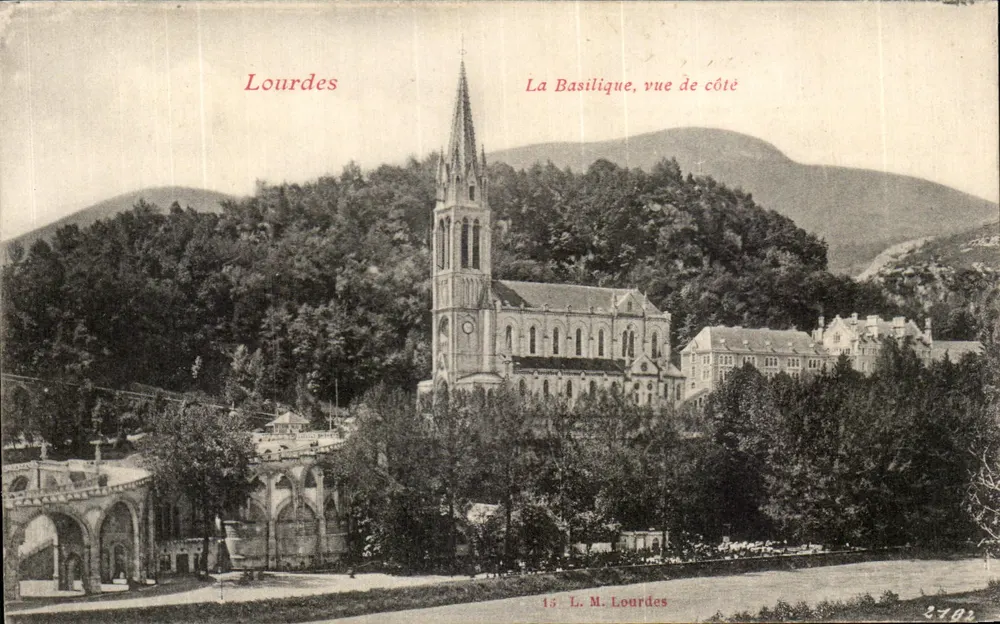 Lourdes — A Basílica, vista lateral — L. M. Lourdes, n° 2792 - Frente