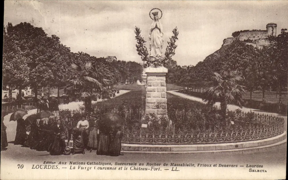 Lourdes — Die gekrönte Jungfrau und das Schloss — Édition Aux Nations Catholiques, Filiale am Rocher de Massabielle, Frioux et Denevers — Lourdes SELECTA - Vorderseite