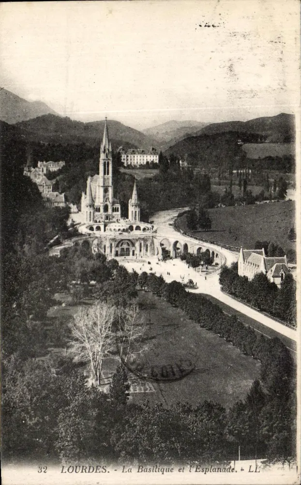 LOURDES - A Basílica e a Esplanada — LL, n° 32 - Frente