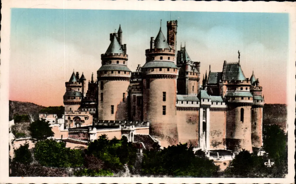 Pierrefonds - O Castelo (lado da Capela) — Éd. CAVARIN (32) - Frente