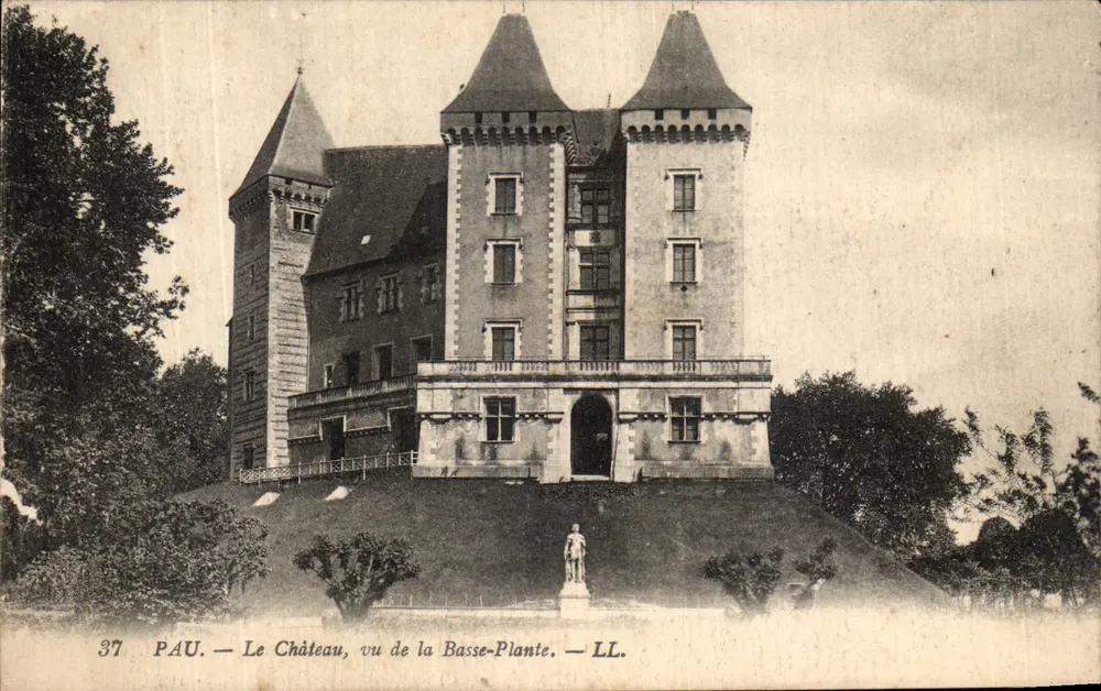 Pau — Ansicht des Schlosses von der Basse-Plante — LL. - Vorderseite