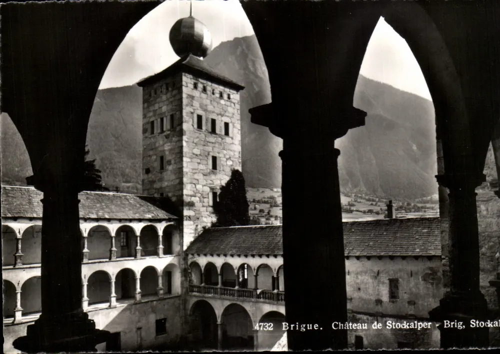 Brigue. Schloss Stockalper — Ansicht des Schlosses durch Arkaden — Verlag Sartor, Lausanne, Nr. 4732 - Vorderseite