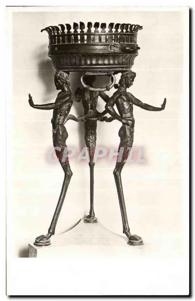 तीन सत्यर द्वारा समर्थित एक प्राचीन ब्रोंज ट्रिपोड — एफ.एल्ली अलिनारी, फ्लोरेंस - आगे
