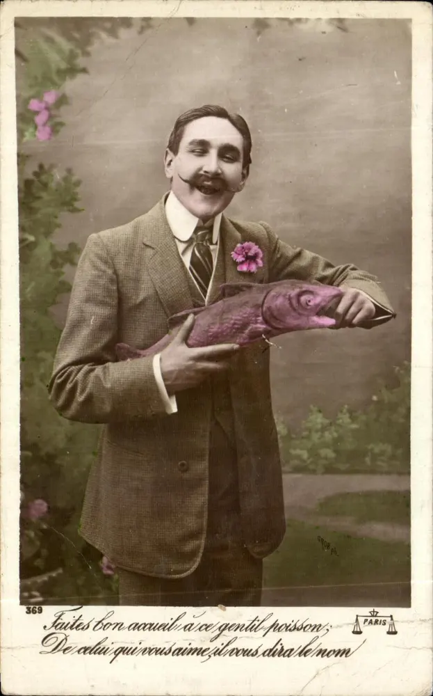 Homme avec poisson rose — portrait studio — éditeur GROGAT, PARIS, n° 369 - Vorderseite