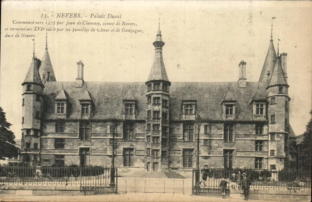 Nevers - Palácio Ducal — começado por volta de 1475 por Jean de Clamsey, conde de Nevers, e terminado no século XVI pelas famílias de Cleves e de Gonzague - Frente