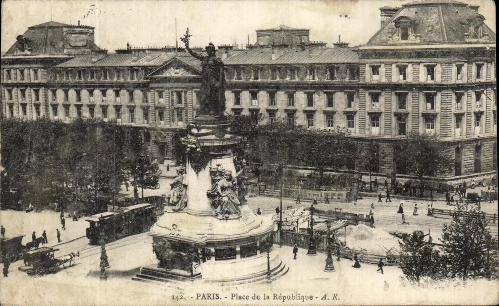 Paris - Place de la République — Monument central avec statue et bâtiments environnants — A.R. n°142 - Frente