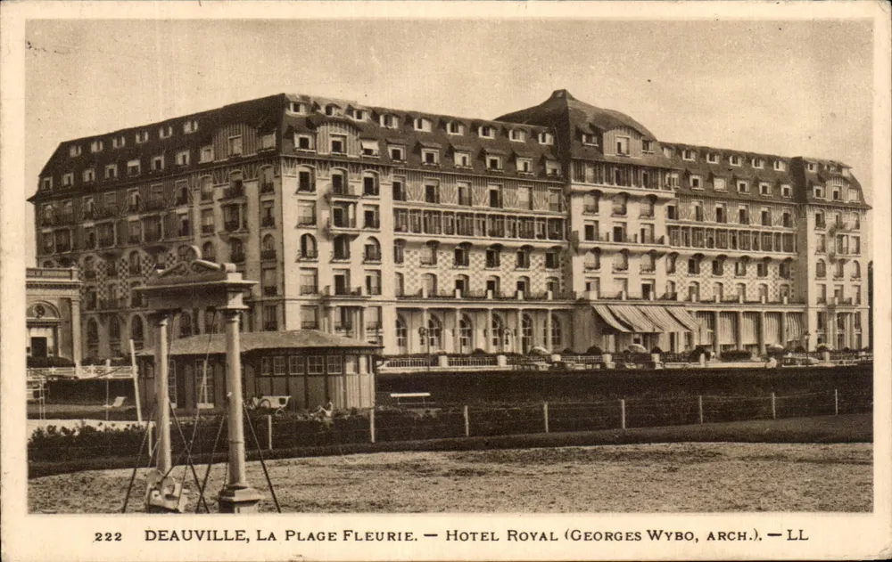 Deauville, La Plage Fleurie — Hotel Royal (Georges Wybo, Arch.) - Vorderseite