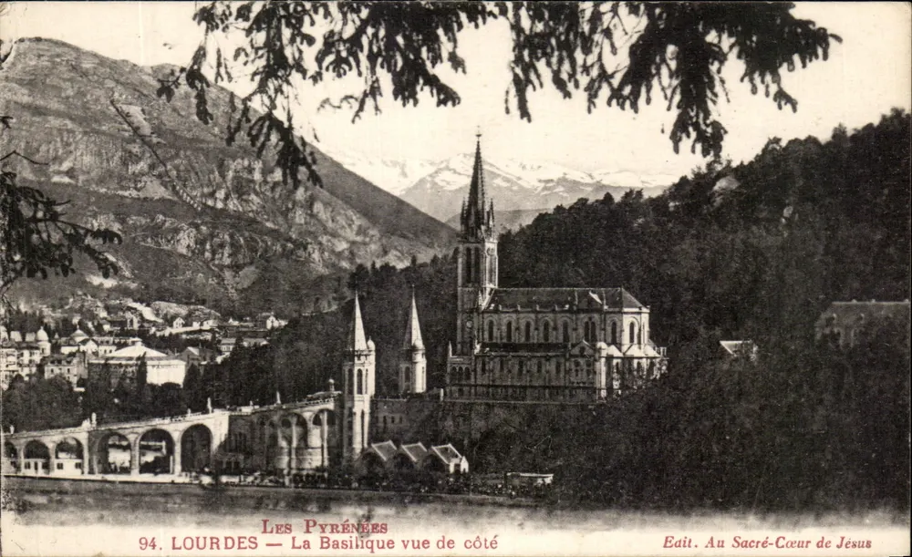 Lourdes — A Basílica vista de lado — Edit. Ao Sagrado Coração de Jesus - Frente