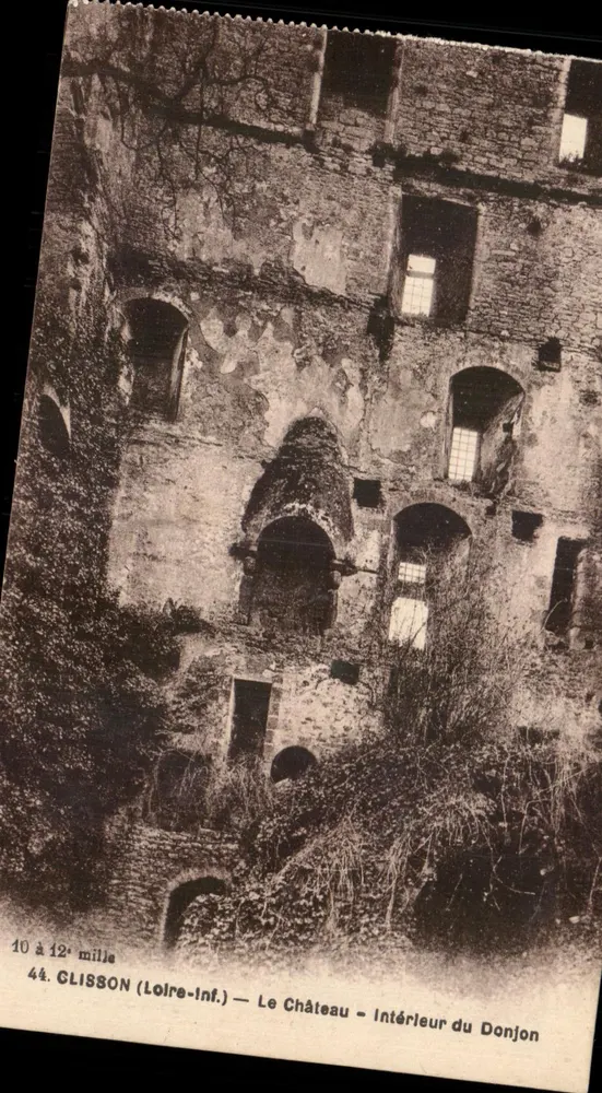 ग्लिसन (लूअर-इन्फेरियर) — कैस्टल — डोन्जन के अंदर - आगे