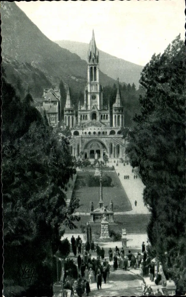 Lourdes — A Basílica e a Esplanada das Processões — Foto Quinault, Edição Palais du Rosaire - Frente