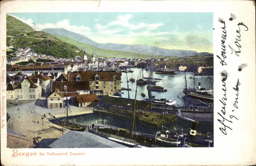 Bergen — vue du port depuis le phare de Valkendorf — éditeur F. Beyer, Bergen i. N. Strangade 6c.84 - Frente