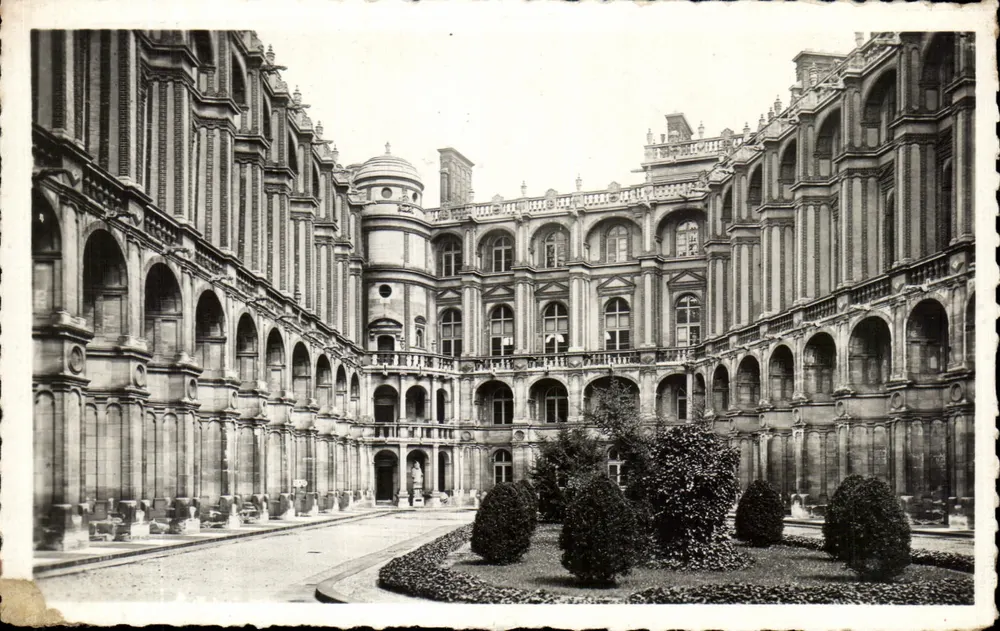 Saint-Germain-en-Laye — O Castelo — Pátio interno — ABEILLE CARTES Paris-M - Frente