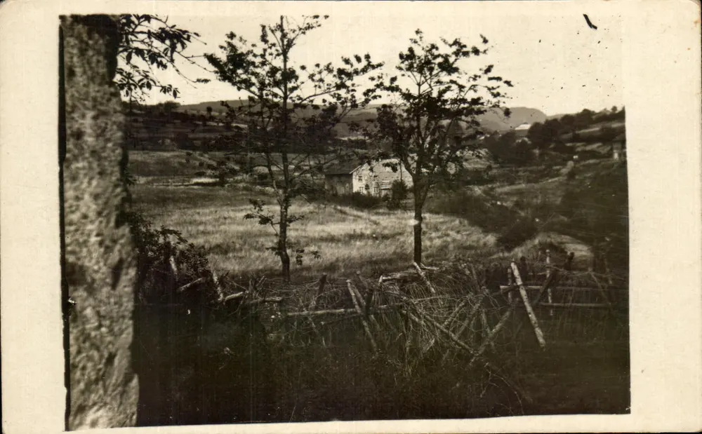 Casa Roche, Jemmapes — vista tirada de um buraco de obus na parede da casa — editor Carte Postale - Frente