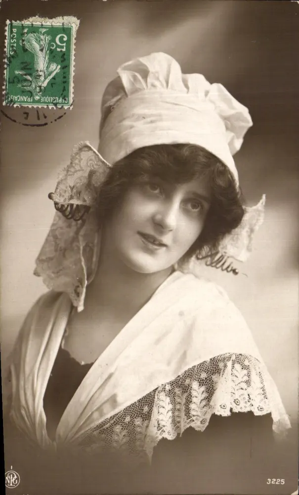 Junge Frau in Schal und Spitzenkappe — Photographie — Verlag NG, Nr. 3225 - Vorderseite