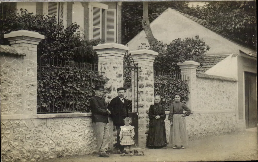 Familia frente a una reja de piedra — París, Francia — editor desconocido - Anverso