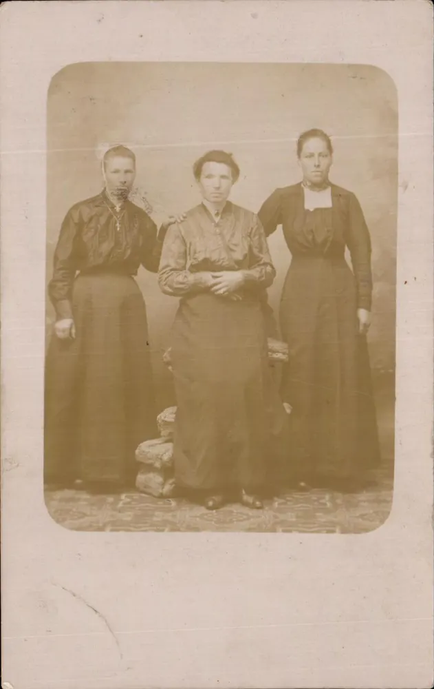 Três mulheres — estúdio de retratos — R. Guillotennot, Paris - Frente