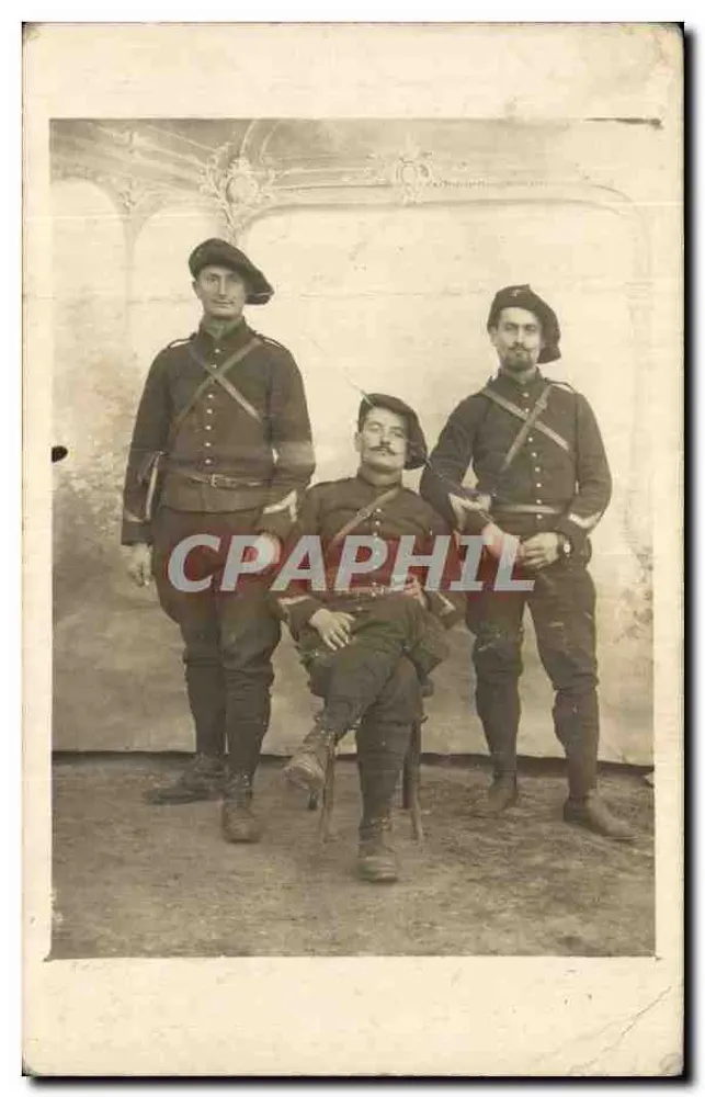 Drei Soldaten im Uniform — Fotostudio — Ansichtskarte - Vorderseite