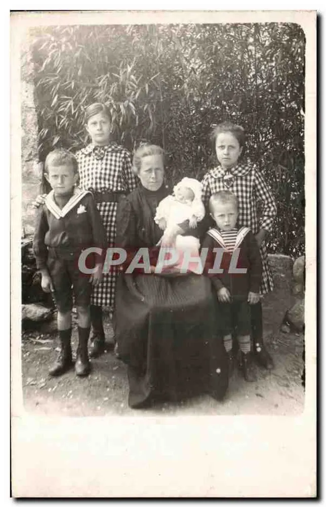 Familie mit Säugling — Fotografisches Motiv — Verlag unbekannt, Seriennummer nicht sichtbar - Vorderseite