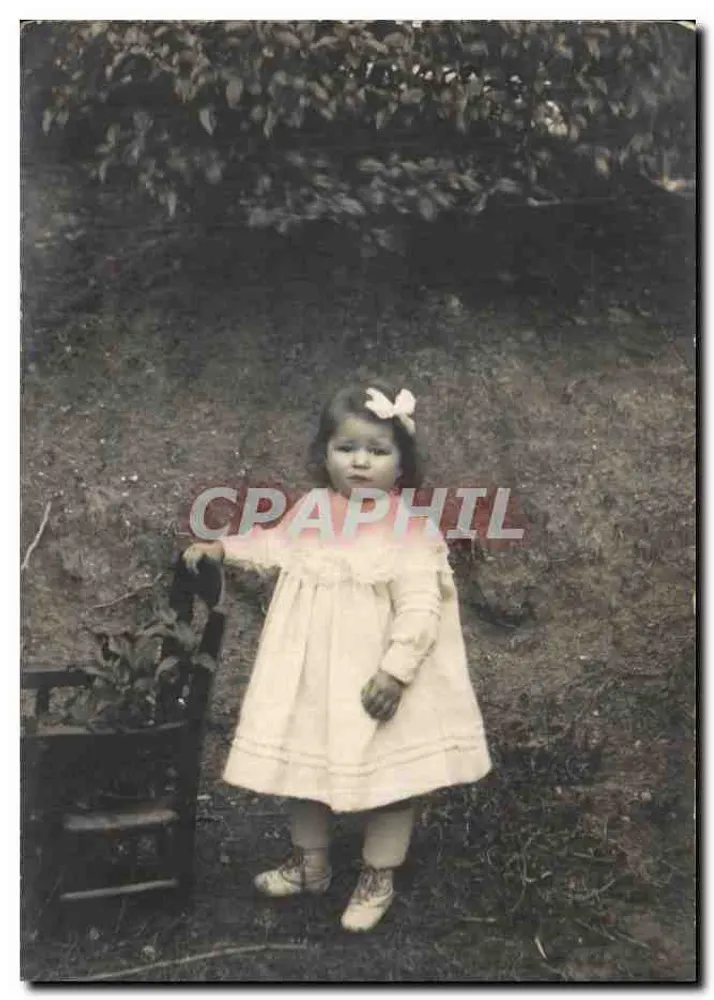 Menina pequena em vestido branco — jardim - Frente