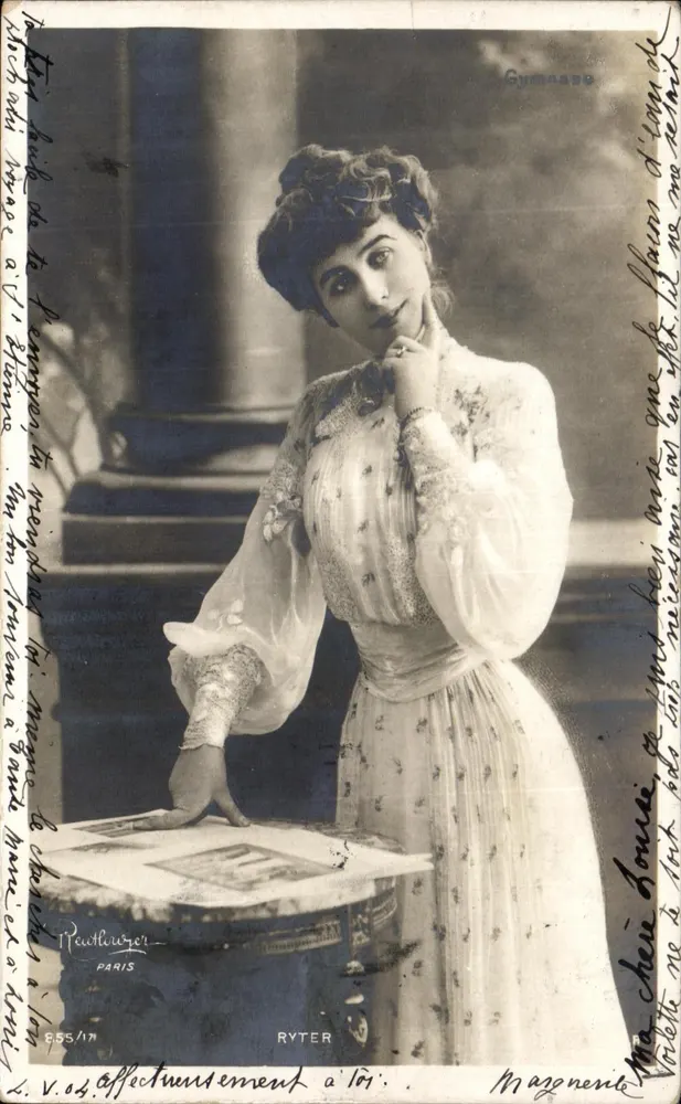 Junge Frau in einem musterbedruckten Kleid — vor einer Säule posierend — von Peutheurier veröffentlicht, Nr. 855/17 - Vorderseite