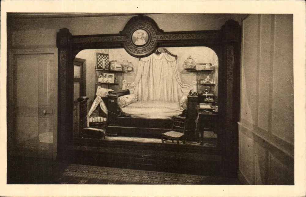 Schlafzimmer — Glasvitrine der Erinnerungen — Les Buissonnets - Vorderseite
