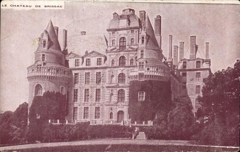 Le Château de Brissac — vue du château Renaissance avec tourelles et escalier extérieur — éditeur imprimeur non visible - Frente