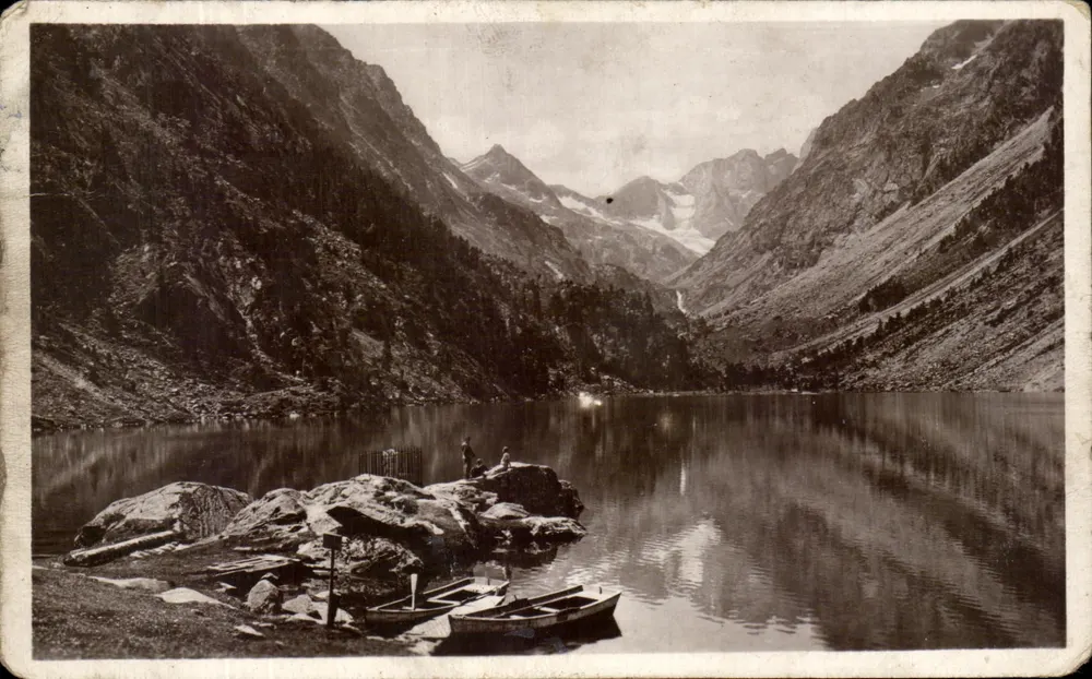 See Gaube (Höhe 1800 m) — und der Vignemale (Höhe 3298 m) — Photo Edition GENAULT - Vorderseite