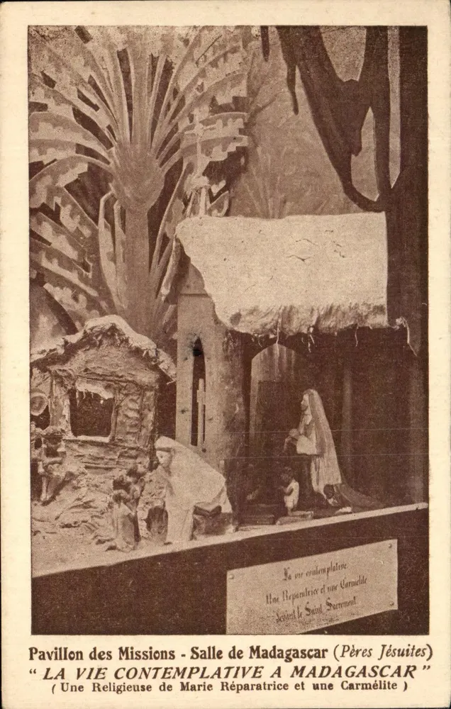 Pavilhão das Missões - Sala de Madagascar (Pais Jesuítas) — 'A VIDA CONTEMPLATIVA EM MADAGASCAR' — Uma Religiosa Marie Réparatrice e uma Carmelita — Editor K. Wehbel, Paris - Frente