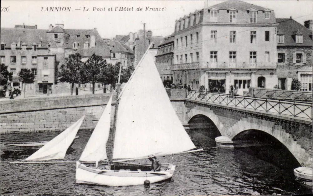 LANNION — Der Brücke und das Hôtel de France — Verlag: , n° 526 - Vorderseite