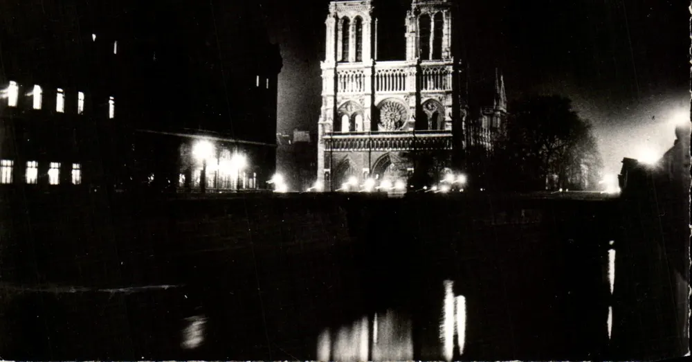 Paris à noite — Notre-Dame — Éditions du Globe - Frente