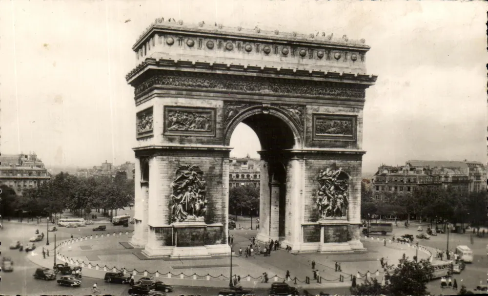 Arco do Triunfo — Paris — Editor LYNALÉ-CARTES, n° AC 118 - Frente
