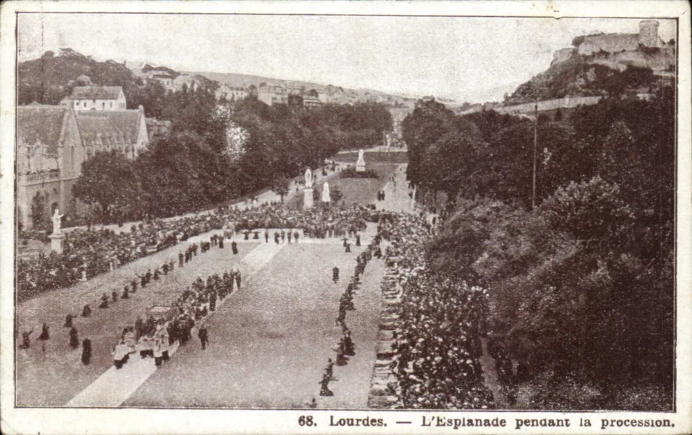 Lourdes — A Esplanada durante a procissão — editor não visível - Frente
