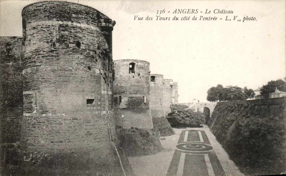 Angers — Das Schloss — Ansicht der Türme von der Eingangseite — L. V., photo. - Vorderseite