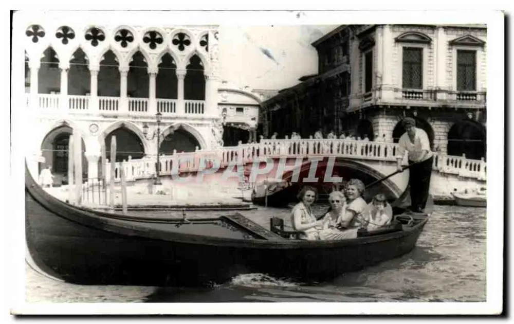 Gôndola em Veneza — quatro passageiros e gondoleiro — sem editor ou número visíveis - Frente