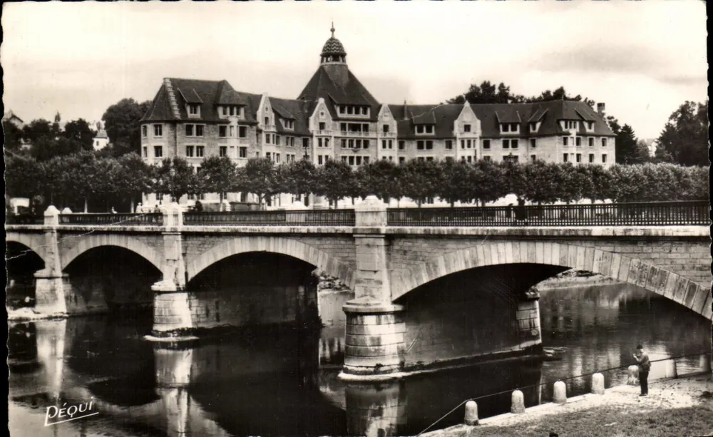 Pont Canot in Besançon — Blick mit dem Schloss der Universitätsstadt — Verlag Péquignot - Vorderseite