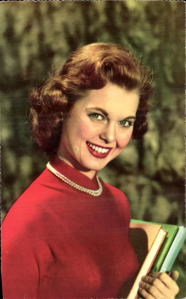 Mulher jovem sorridente — em vermelho e colar de pérolas — n°3 - Frente