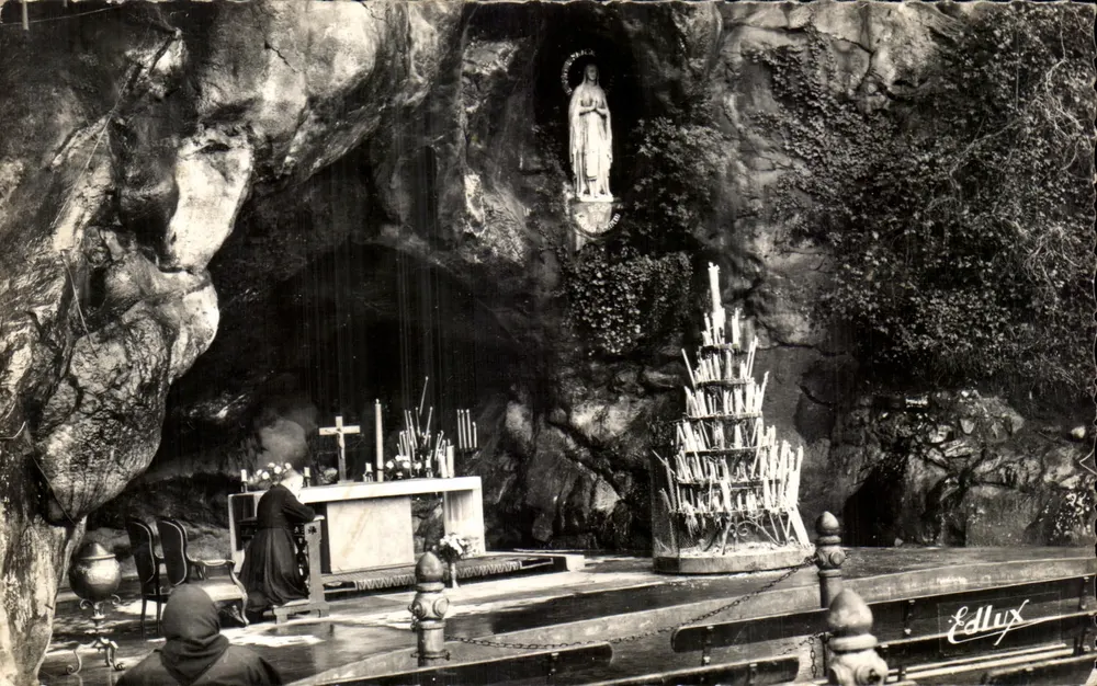 Gruta de Lourdes — Nossa Senhora de Lourdes — Édilux - Frente