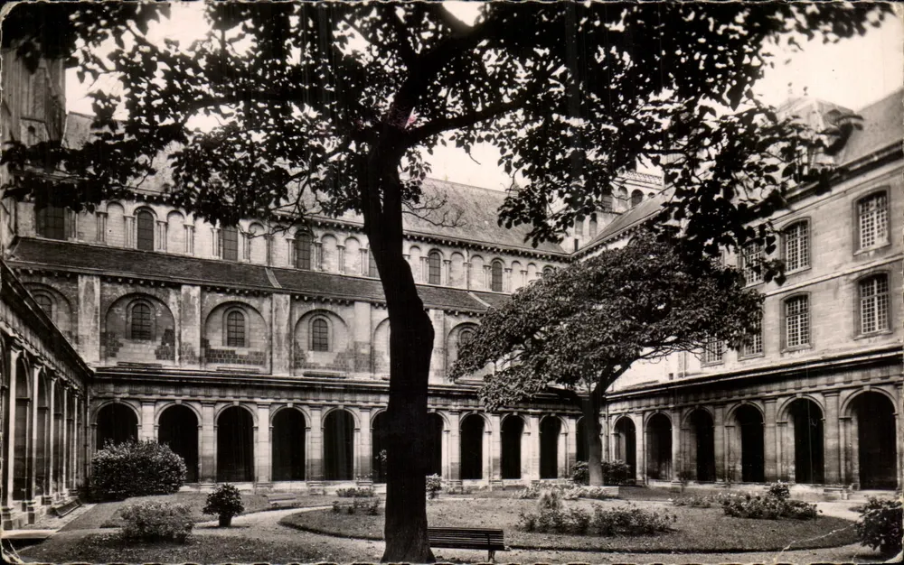 Caen - Abadia dos Homens - Cour do Claustro — Edições Glantigny, n°8017 - Frente